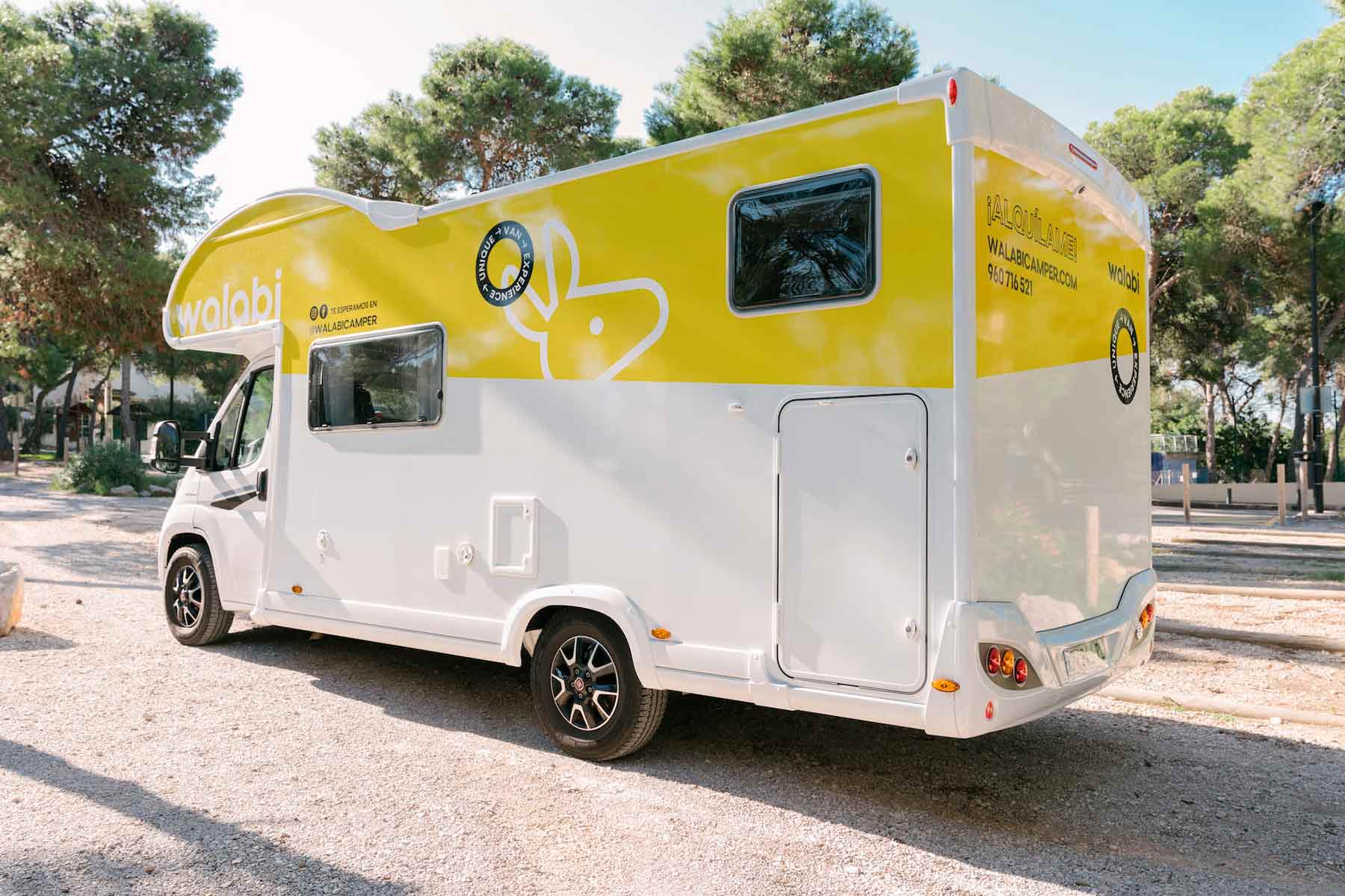 1-Autocaravana-Capuchina-pilote-alquiler-camper-walabi