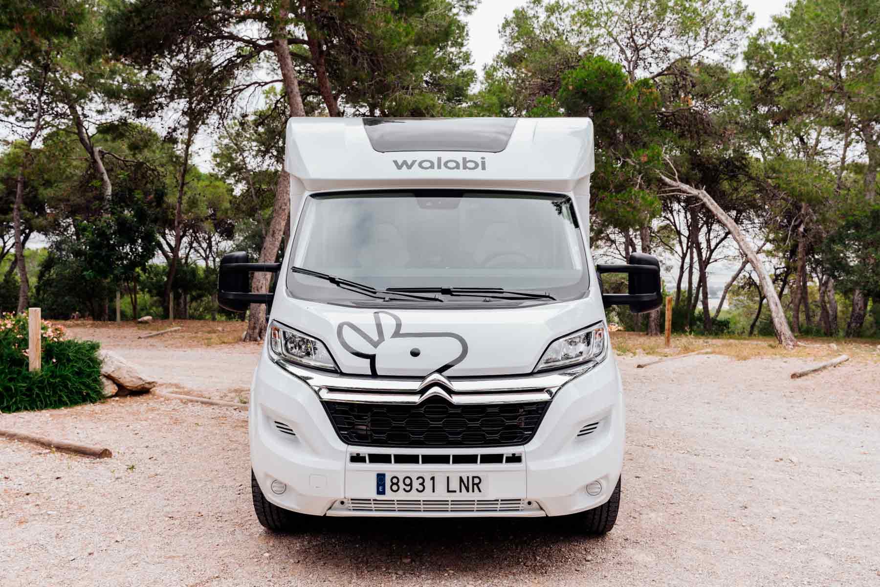 1-alquiler-autocaravana-perfilada-mooveo-walabi-camper-2440x1627