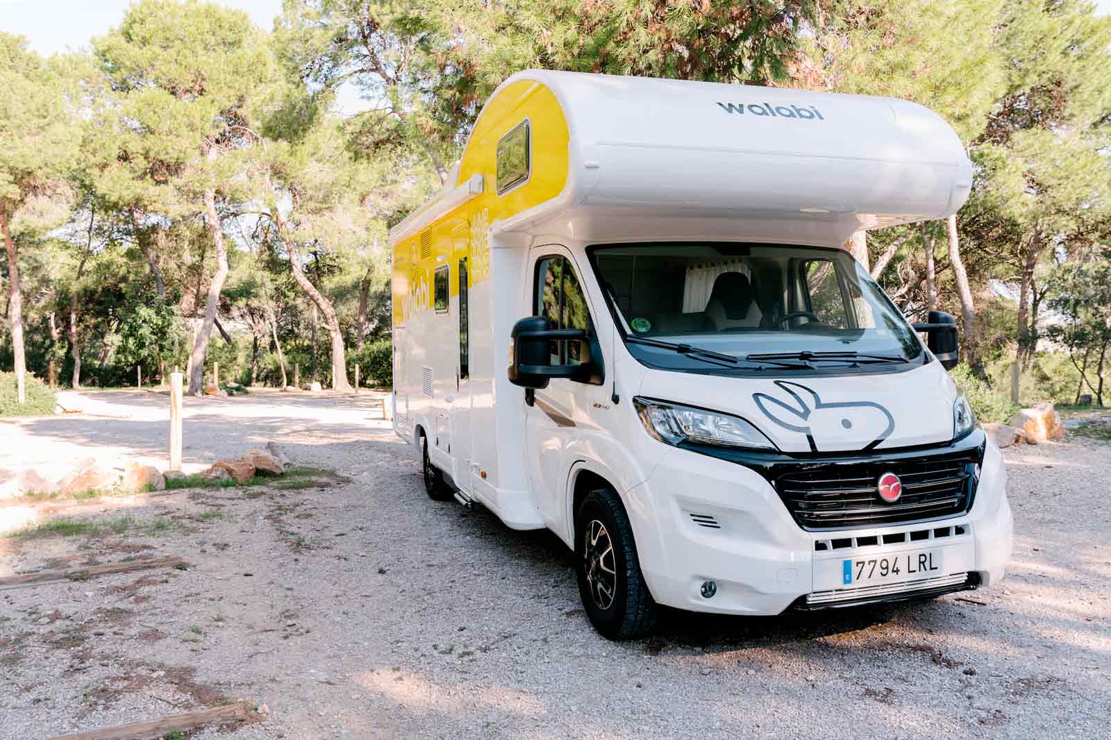 2-Autocaravana-Capuchina-pilote-alquiler-camper-walabi