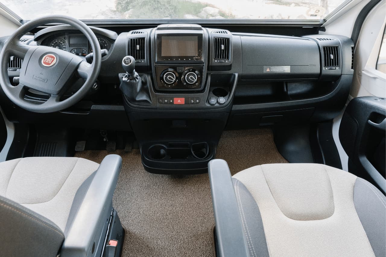 _autocaravana-capuchina_pilote-asientos-delanteros-33