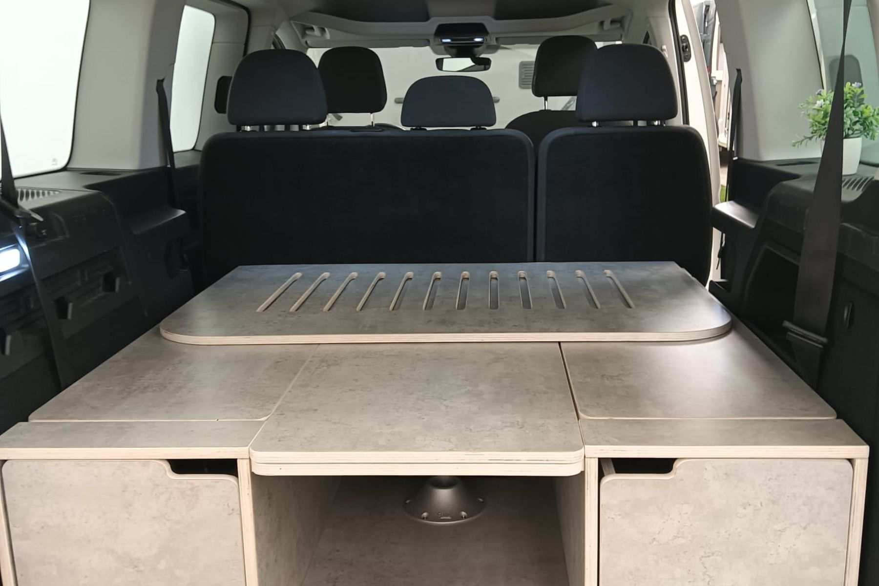 camper-van-tienda-techo-modulo-camperizado-asientos-puestos-walabicamper