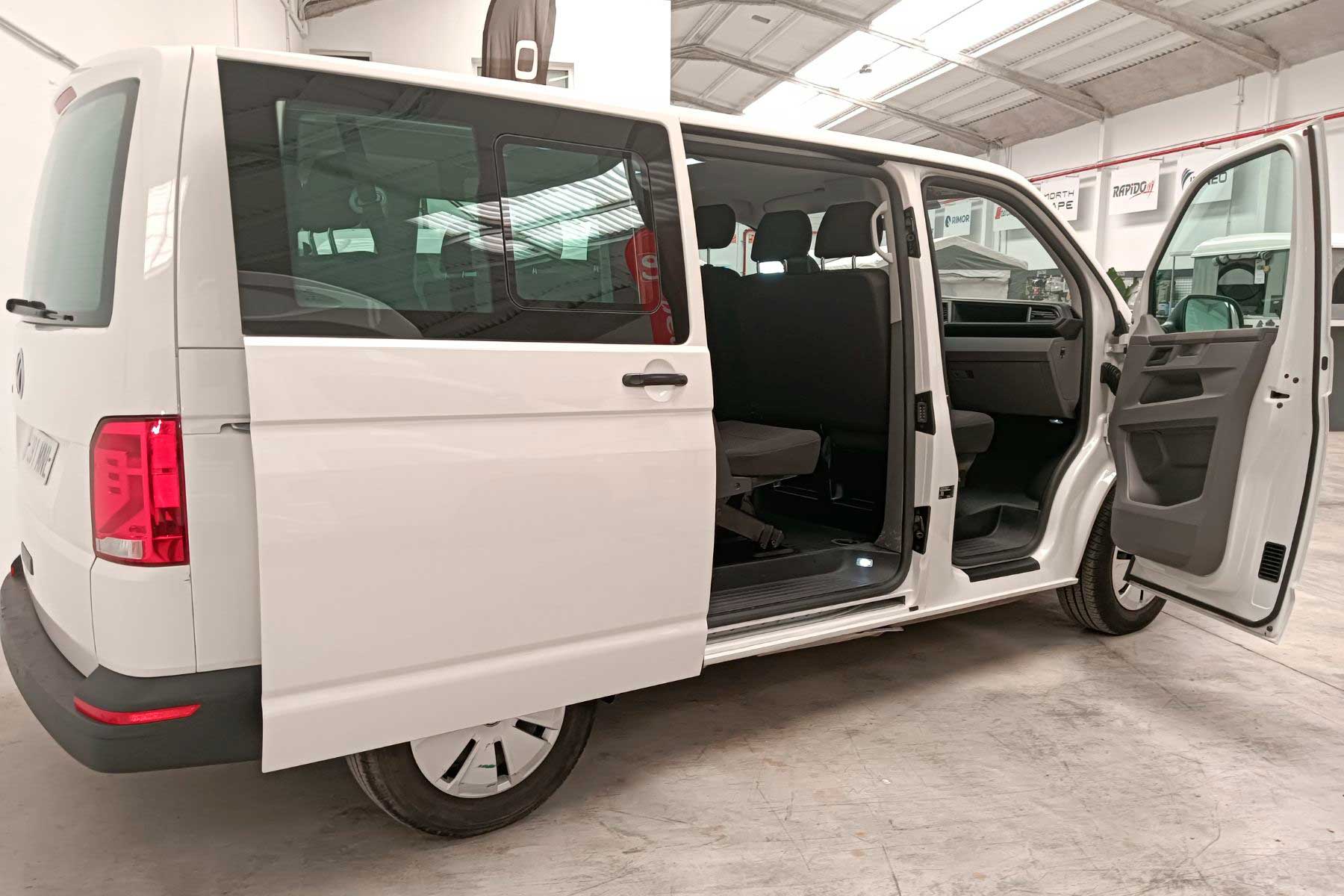 furgoneta-9-plazas-puertas-abiertas